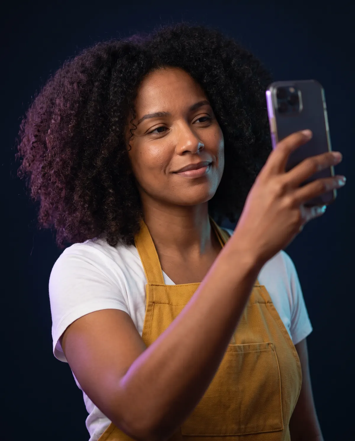 Empreendedora segura o celular diante do rosto durante a videochamada de validação do certificado digital